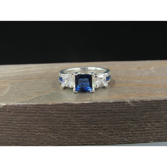 Jewelry - Size 5.75 Sterling Silver Blue And Clear Glass Gemstones Band Ring